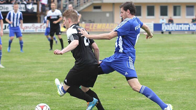 Sands Sven Wieczorek (links) wird von Leinachs Alexander Weidner attackiert und schließlich zu Fall gebracht. Foto: Ralf Naumann