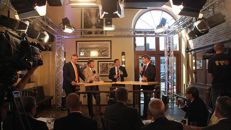 Im Rampenlicht: (von links) IHK-Vizepräsident Michael Möschel, HWK-Präsident Thomas Zimmer, TVO-Moderator Frank Ebert sowie Heimat und Finanzminister Markus Söder (CSU). Foto: Jürgen Gärtner