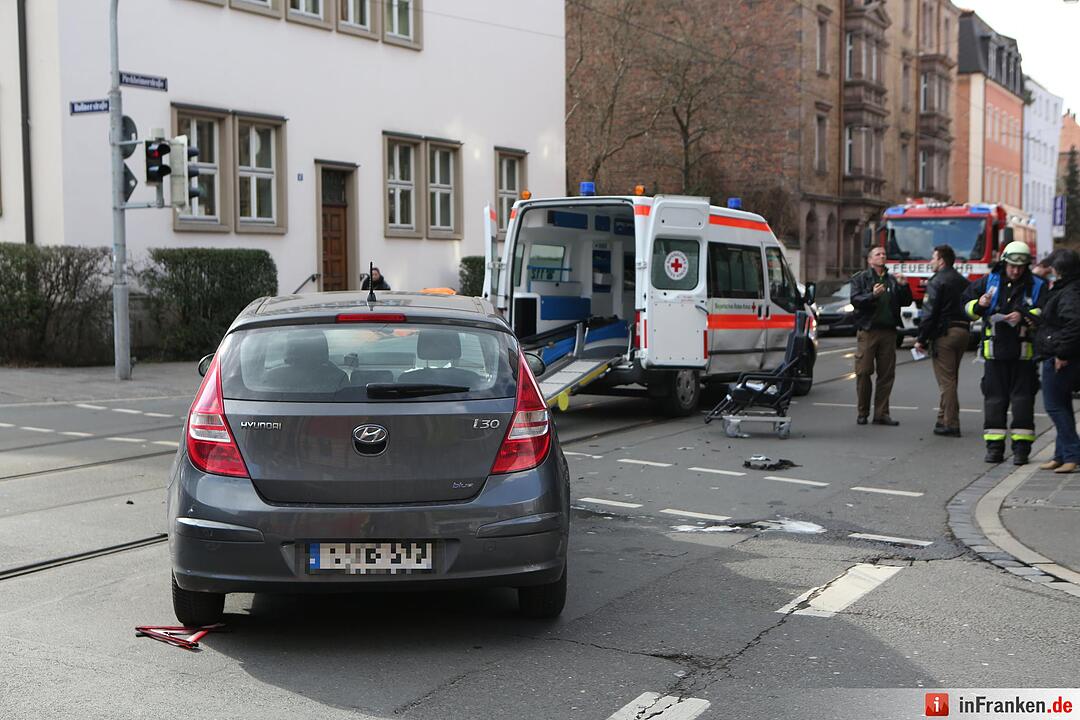Krankenwagen verunglückt bei Einsatzfahrt in Nürnberg