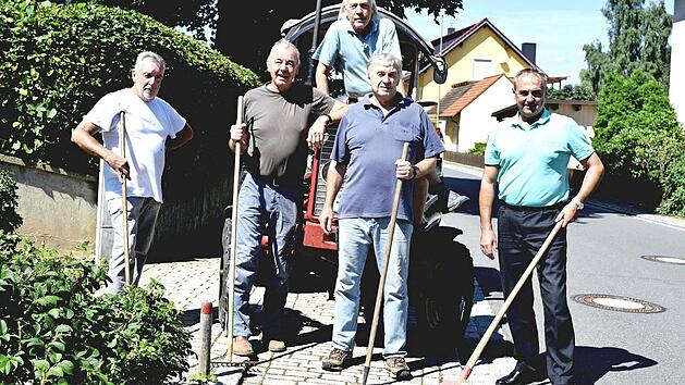 B&uuml;rgermeister H&uuml;mmer lobte das Engagement der r&uuml;stigen Rentner von Str&ouml;ssendorf (von links): Kurt Will, Wilfried S&uuml;nkel, Peter Hildebrandt und Waldemar Orlowski. Foto: Dieter Radziej