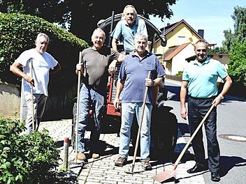 Bürgermeister Hümmer lobte das Engagement der rüstigen Rentner von Strössendorf (von links): Kurt Will, Wilfried Sünkel, Peter Hildebrandt und Waldemar Orlowski. Foto: Dieter Radziej