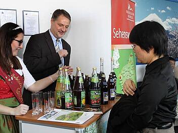 Säfte aus Pretzfeld schenkten Sandra Grau und Andreas Rösch aus. Foto: Carmen Schwind