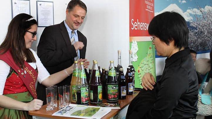 Säfte aus Pretzfeld schenkten Sandra Grau und Andreas Rösch aus. Foto: Carmen Schwind