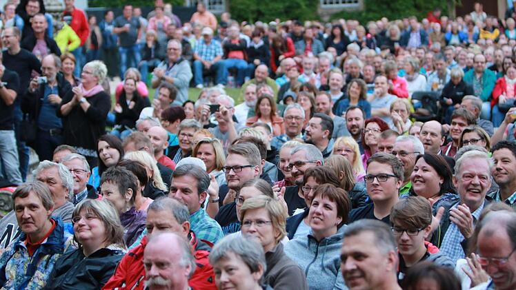 Impressionen vom Tambacher Sommer: Rund 1500 begeisterte Fans im ausverkauften Tambacher Schloss erlebten den Auftritt der Ersten Allgemeinen Verunsicherung. Foto: Jochen Berger