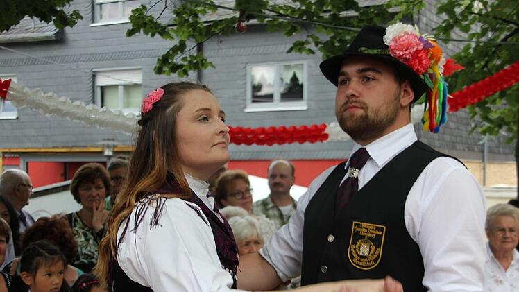 Burschen und Mädel bei der Kirchweih. Foto: Veronika Schadeck