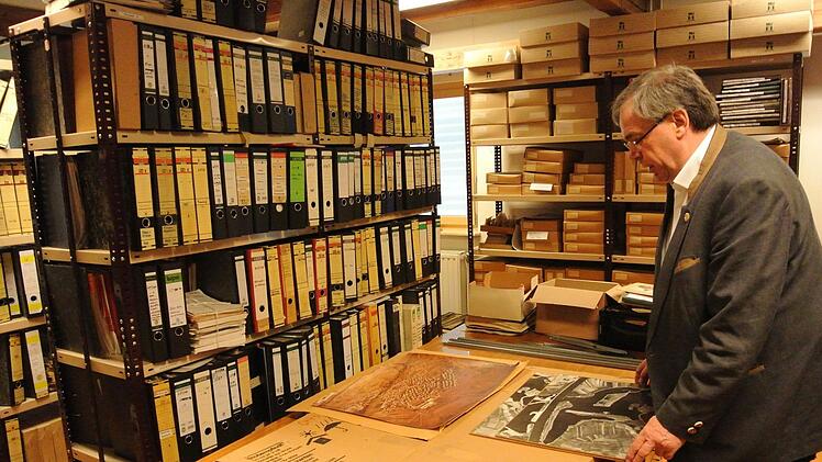 Ein Türchen weiter im Dachgeschoss: der Sander Archivraum. Sehr gemütlich. Es gibt sogar noch die Druckfahnen von der Sander Chronik, freut sich Bürgermeister Bernhard Ruß.