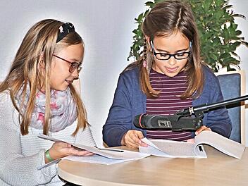 Carlotta und Franziska Bühler trugen gemeinsam spannende erlebte Geschichten auf Reiterhöfen vor.  Fotos: Helmut Will