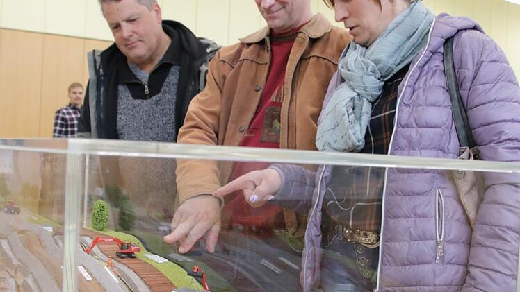 Petra Schaub (von rechts) und Georg Kaufmann informierten sich, wie dicht die Südlink-Trasse am Aussiedlerhof ihrer Eltern auf Ramsthaler Gemarkung vorbei geht. Hier betrachten sie mit Andreas Diez ein Model.