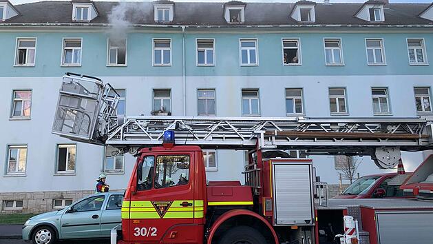 Am Sonntag wurde die Feuerwehr alarmiert: Grund daf&uuml;r, war ein Brand in einer Obdachlosenunterkunft. Foto: Patzak/News5