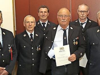 Die neuen Ehrenmitglieder des Feuerwehrvereins Bad Rodach sowie die langj&auml;hrigen Aktiven und Mitglieder