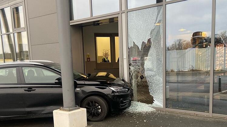 Hof: Senior kracht mit Auto in Metzgerei - Sachschaden ist enorm