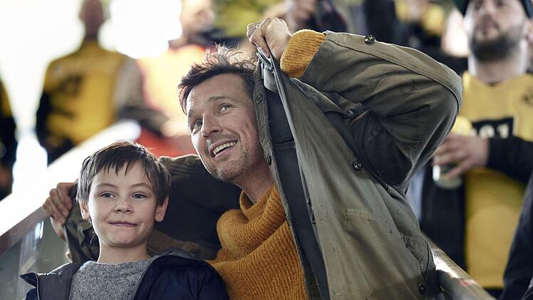 Mirco (Florian David Fitz, rechts) sucht nach dem Lieblingsverein von Jason (Cecilio Andresen).