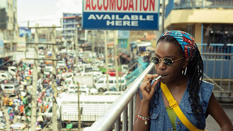 Die Taxi-Unternehmerin Claude (Martha Canga Antonio) ist in Kinshasa als politische Aktivistin bekannt.