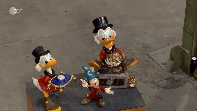 Die Disney-Figuren, Mickey Mouse und zwei Dagobert Ducks, datierte Detlev K&uuml;mmel in den 1980er Jahren.