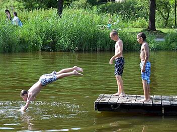Ein Sprung in den Trebgaster Badesee macht Spaß - auch, weil das Wasser eine Topqualitätä hat. Fotos: Dieter Hübner