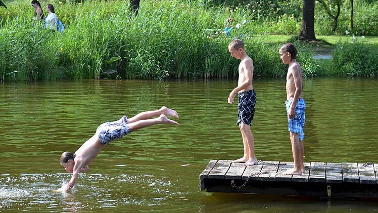 Ein Sprung in den Trebgaster Badesee macht Spaß - auch, weil das Wasser eine Topqualitätä hat. Fotos: Dieter Hübner