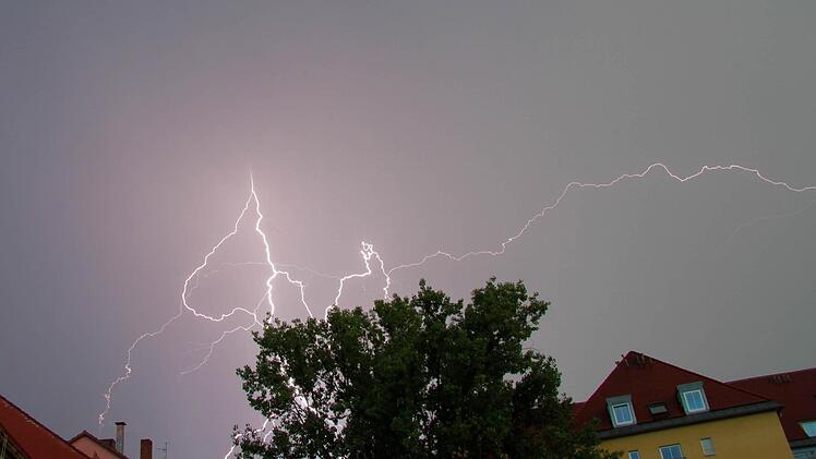 Blitze zucken am Himmel am Dienstag über der Altstadt von Nürnberg. Foto: News5 / Keller