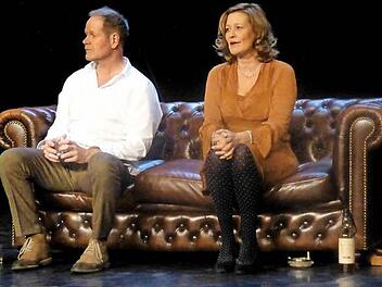 Beziehungskrieg auf dem Sofa vom Berliner Renaissancetheater im Kurtheater: Suzanne von Borsody und Guntbert Warns als alterndes Bühnenpaar Liesbeth und Richard (Ähnlichkeiten mit Liz Taylor und Richard Burton voll beabsichtigt) in Maria Goos' spannendem und vielschichtigem Erfolgsdrama "Der letzte Vorhang". Foto: Ahnert