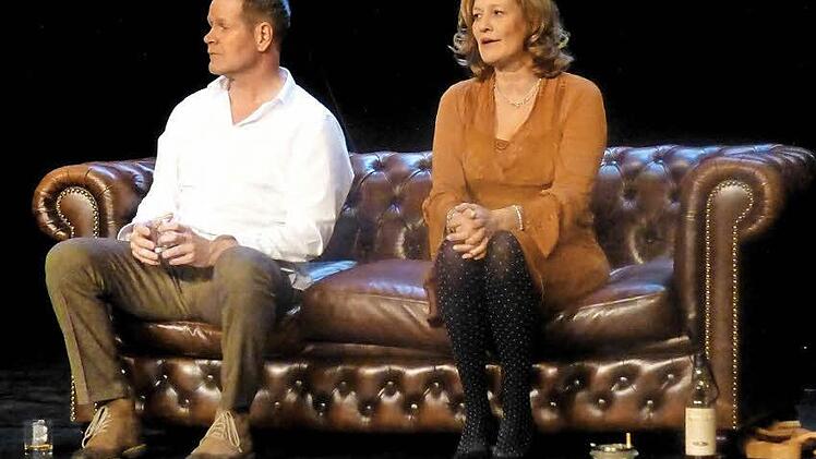 Beziehungskrieg auf dem Sofa vom Berliner Renaissancetheater im Kurtheater: Suzanne von Borsody und Guntbert Warns als alterndes Bühnenpaar Liesbeth und Richard (Ähnlichkeiten mit Liz Taylor und Richard Burton voll beabsichtigt) in Maria Goos' spannendem und vielschichtigem Erfolgsdrama "Der letzte Vorhang". Foto: Ahnert