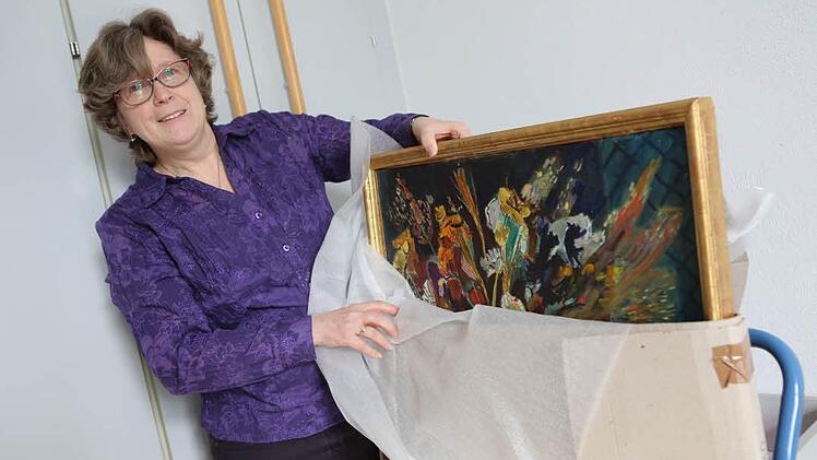 Ulrike Wargin, Mitarbeiterin in der Landesjustizkasse Bamberg, zeigt ein Ölgemälde aus dem Tresor. Foto: Barbara Herbst