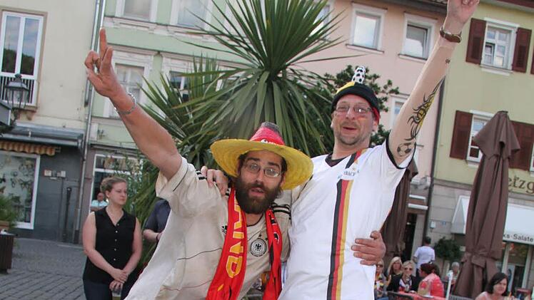 Mark Ermoneit und Tobias Just freuen sich über das erste deutsche Tor. Foto: Sonny Adam