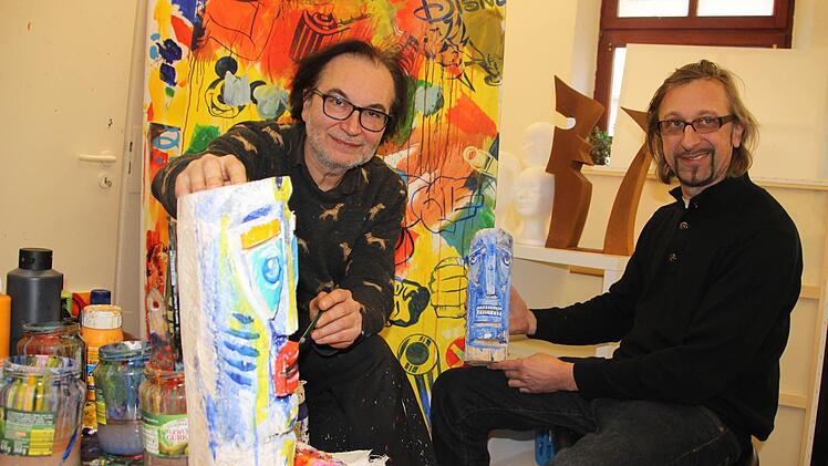 Charakter-Köpfe unter sich: Johannes und Guido Häfner mit Holzskulpturen.  Fotos: DIana Fuchs