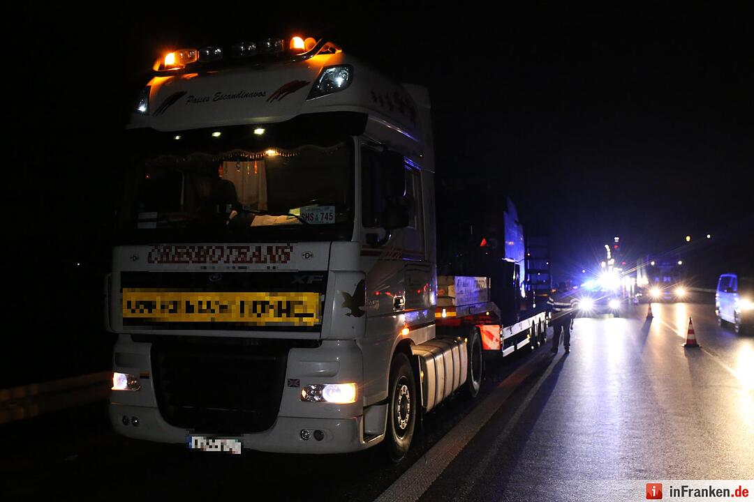 Schwertransporter fŠhrt auf Pannen-Lkw auf - LadeflŠche aufgeschlitzt