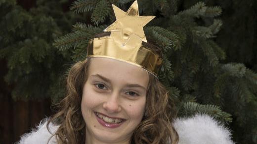 Die zwölfjährige Linda Enslinger ist das Hausener Christkind. Foto: Mathias         Erlwein