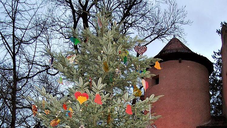 Das für den Weihnachtsmarkt festlich illuminierte Schloss Aschach. Foto: Sigsimund von Dobschütz