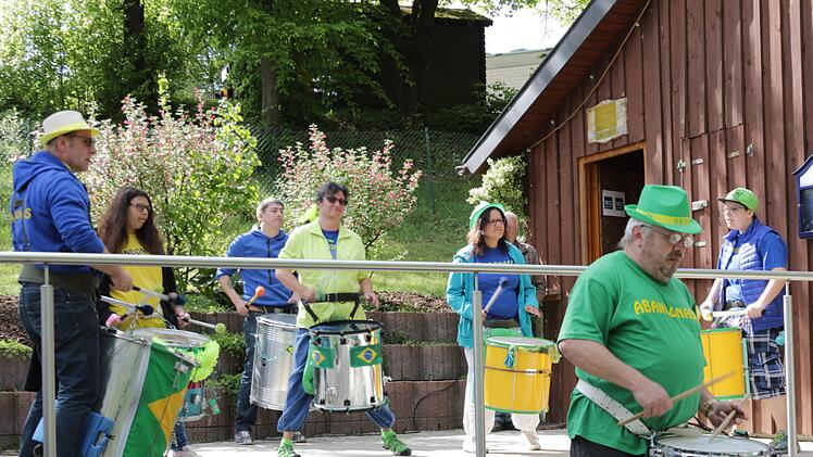 Für Stimmung sorgte die Samba-Gruppe Selbitz neben dem Festzelt.Klaus Klaschka