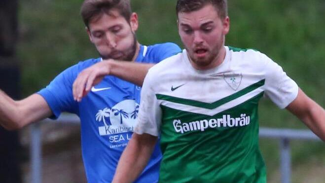 Ballsicherung von Stockheims Christian Wachter gegen den LichtenfelserSebastian Thyroff (blau). Foto: Heinrich Wei&szlig;