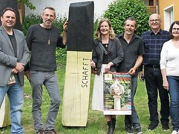 Sie wollen Nordhalben zwei Wochen lang in einen Ausnahmezustand versetzen (von links): Bürgermeister Michael Pöhnlein, Künstler Volker Ullenboom, das Künstlerehepaar Diana und Kai Deckelmann und das Ehepaar Otmar und Heidi Adler (NohA). Foto: Maria Löffler