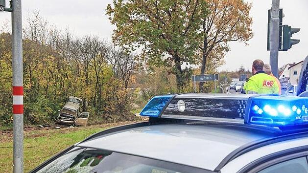 W&auml;hrend der Unfallaufnahme war die B&nbsp;26 zeitweise gesperrt. Der verungl&uuml;ckte Autofahrer starb kurz nach dem Unfall in der Klinik. Foto: News5
