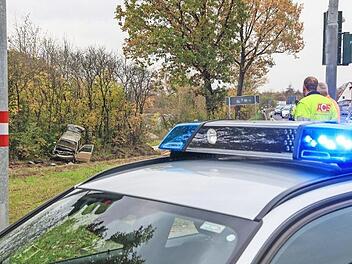 W&auml;hrend der Unfallaufnahme war die B&nbsp;26 zeitweise gesperrt. Der verungl&uuml;ckte Autofahrer starb kurz nach dem Unfall in der Klinik. Foto: News5