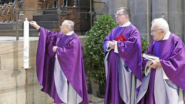 Generalvikar Georg Kestel entzündete im Rahmen des Sonntagsgottesdienstes im Bamberger Dom die Kerze mit dem Logo zum synodalen Weg.  Foto: Marion Krüger-Hundrup