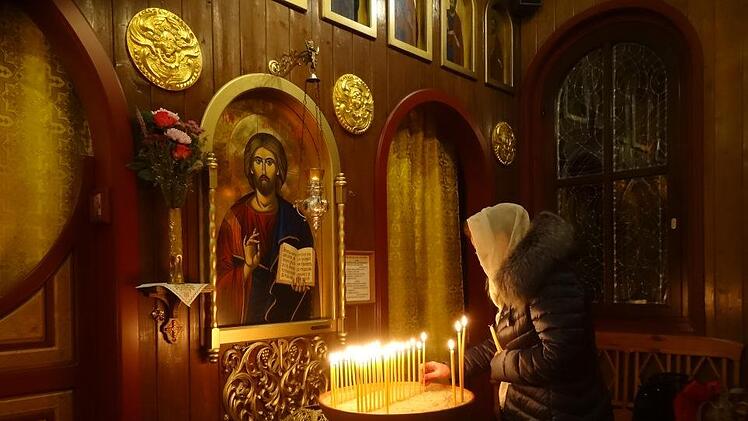Ikonen und Kerzen sind ein Teil der orthodoxen Frömmigkeit. Foto: Marion Eckert