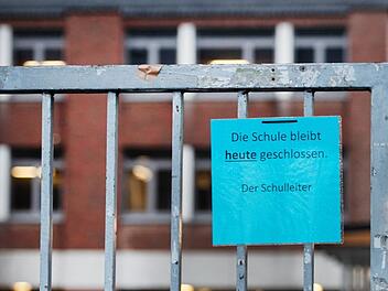 So wie an dieser Schule in Heinsberg (Nordrhein-Westfalen) Ende Februar sollen laut Virologe Alexander Kekulé die Schultore in ganz Deutschland umgehend für  zwei Wochen geschlossen bleiben. Foto: Jonas Güttler/dpa
