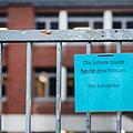 So wie an dieser Schule in Heinsberg (Nordrhein-Westfalen) Ende Februar sollen laut Virologe Alexander Kekulé die Schultore in ganz Deutschland umgehend für  zwei Wochen geschlossen bleiben. Foto: Jonas Güttler/dpa