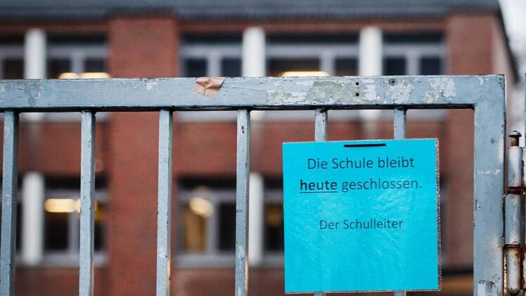 So wie an dieser Schule in Heinsberg (Nordrhein-Westfalen) Ende Februar sollen laut Virologe Alexander Kekulé die Schultore in ganz Deutschland umgehend für  zwei Wochen geschlossen bleiben. Foto: Jonas Güttler/dpa