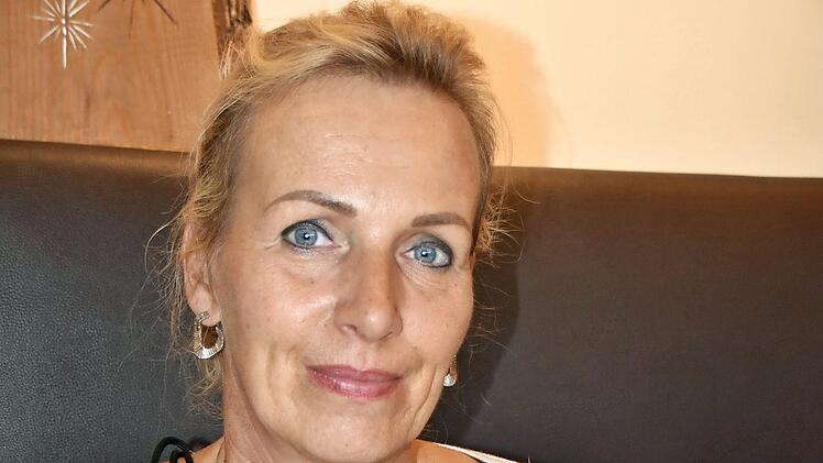 Silke Kress präsentiert mit ihrer Selbsthilfegruppe das neue Buchprojekt "Dem Leben entgegen" in der Turbinenhalle der Alten Spinnerei Kulmbach.  Foto: Uschi Prawitz