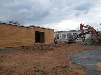 Das zweiteilige Holzgebäude neben dem neuen Kindergarten in Elfershausen, in dem Spielgeräte untergebracht werden, ist aufgerichtet. Dabei brachten sich auch Eltern bei den Arbeiten ein.  Foto: Winfried Ehling