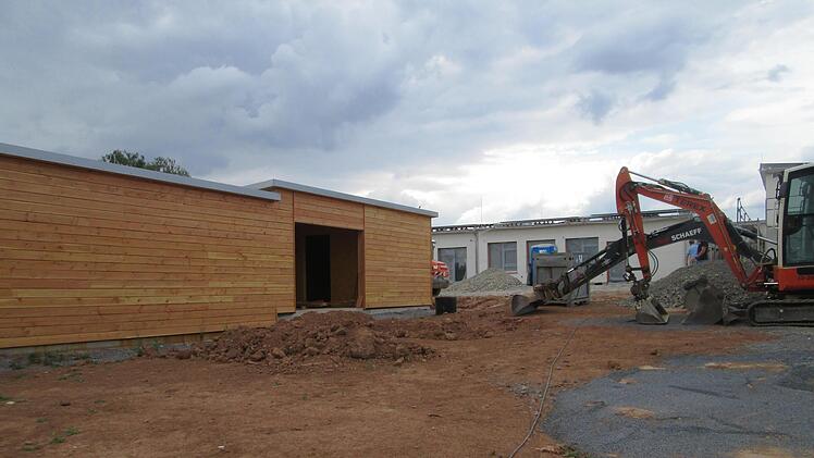 Das zweiteilige Holzgebäude neben dem neuen Kindergarten in Elfershausen, in dem Spielgeräte untergebracht werden, ist aufgerichtet. Dabei brachten sich auch Eltern bei den Arbeiten ein.  Foto: Winfried Ehling