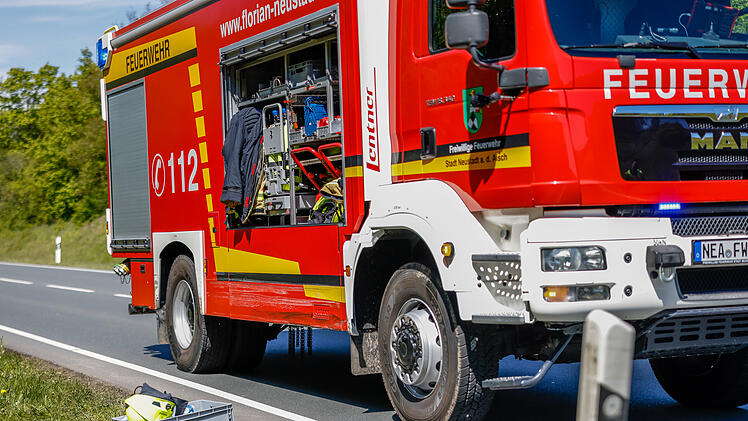 Es kracht auf der B8: Zwei Verkehrsunfälle bei Neustadt/Aisch - Feuerwehrauto beteiligt!