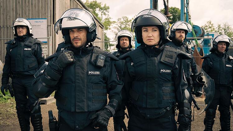 Nachdem ihre Kollegin einen Demonstranten t&ouml;dlich verletzt haben soll, mischt sich Sarah Kohr (Lisa Maria Potthoff) bei der n&auml;chsten Demo unter den Zug von Till Ruprecht (Kostja Ullmann, zweiter von links).