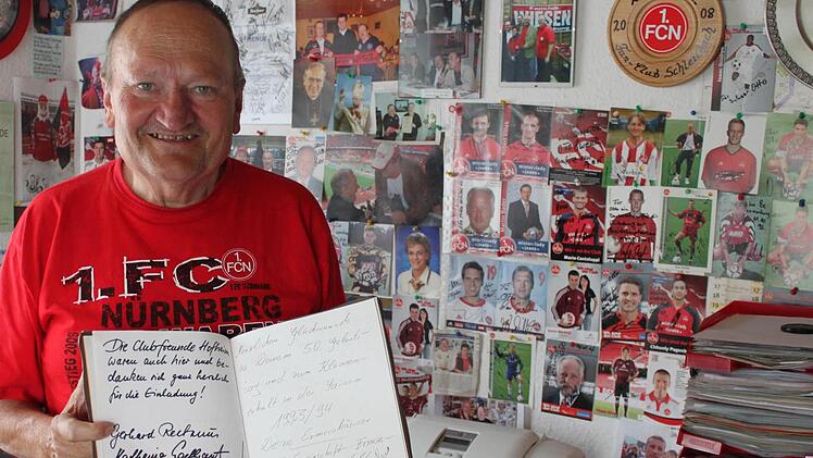 Otto Scheer mit seinem "Goldenen Buch", in  das sich schon viele bekannte Sportler, Politiker und Medienvertreter eingetragen haben.