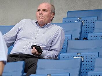 Uli Hoeneß sitzt allein auf der Tribüne beim Spiel des FC Bayern München in Hoffenheim. Foto: Ronald Wittek/dpa