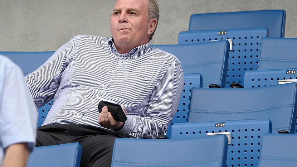 Uli Hoeneß sitzt allein auf der Tribüne beim Spiel des FC Bayern München in Hoffenheim. Foto: Ronald Wittek/dpa