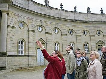 Schlossführerin Angela Nusser (links) erläutert die "schöne" Seite des Marstalls. alle Fotos: Evi Seeger