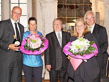 Reinhard Pfingstl mit seiner Frau, Clemens Lückemann, Präsident des Oberlandesgerichtes Bamberg, sowie der neue Direktor des Amtsgerichtes Coburg, Bernd Buhl mit seiner Frau (alle von links)  Foto: Katja Nauer