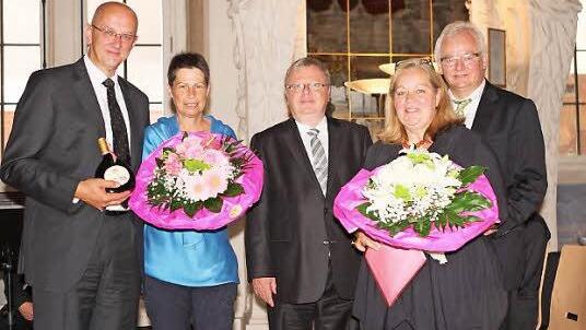Reinhard Pfingstl mit seiner Frau, Clemens Lückemann, Präsident des Oberlandesgerichtes Bamberg, sowie der neue Direktor des Amtsgerichtes Coburg, Bernd Buhl mit seiner Frau (alle von links)  Foto: Katja Nauer